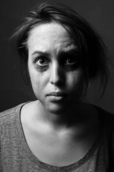 Retrato Mujer Con Maquillaje Untado Blanco Negro Tecla Baja — Foto de Stock