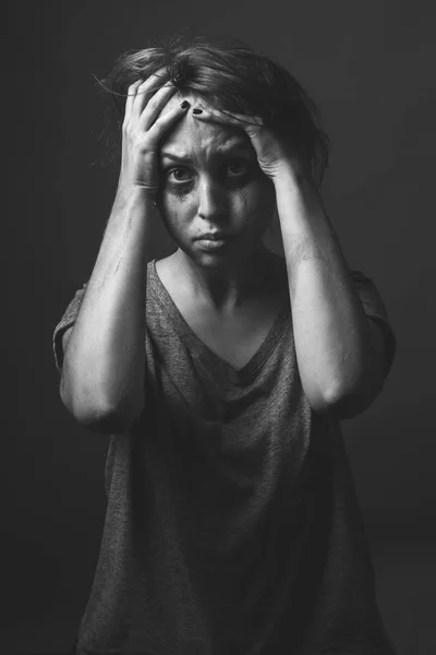 Retrato Uma Jovem Assustada Preto Branco — Fotografia de Stock