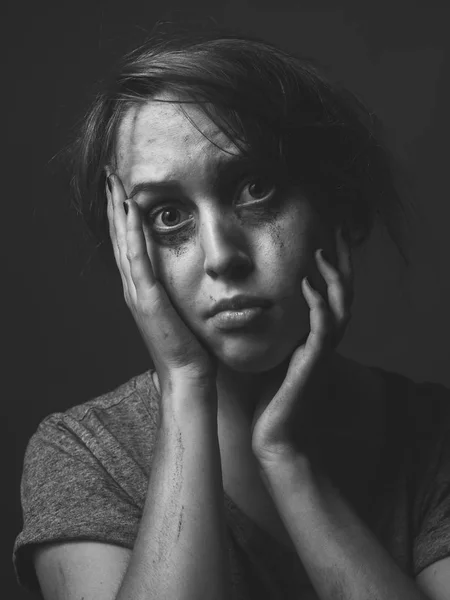 Portrét Vyděšená Mladé Ženy Černobílá — Stock fotografie