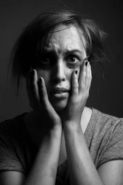 Mujer Asustada Con Maquillaje Untado Bajo Perfil Blanco Negro — Foto de Stock