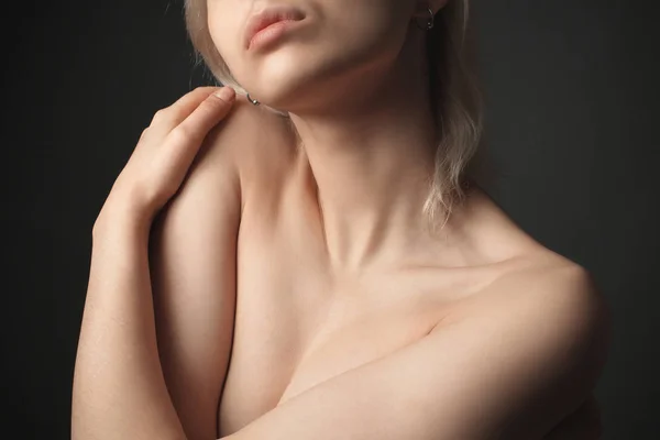 Giovane Donna Con Spalle Nude — Foto Stock