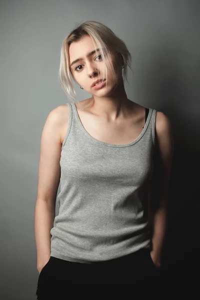 Jeune Femme Avec Chemise Sur Fond Gris — Photo