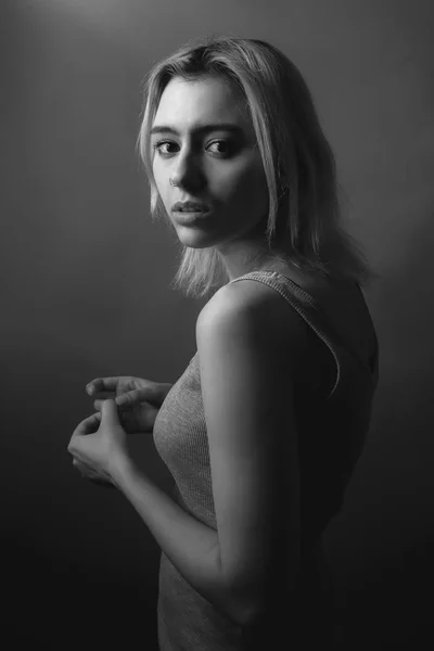 Молодая Женщина Рубашке Сером Фоне Черное Белое Низкий Ключ — стоковое фото