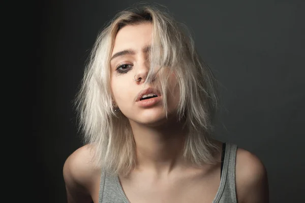 Portrait Une Jeune Femme Triste Aux Cheveux Blonds — Photo