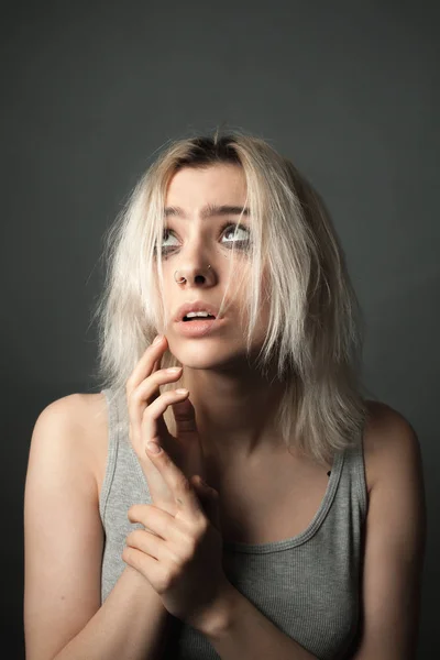 Портрет Сумної Блондинки Сірому Фоні — стокове фото