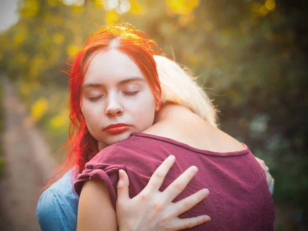 Δύο Ευγενικές Νεαρές Γυναίκες Που Αγκαλιάζονται Στο Δάσος — Φωτογραφία Αρχείου