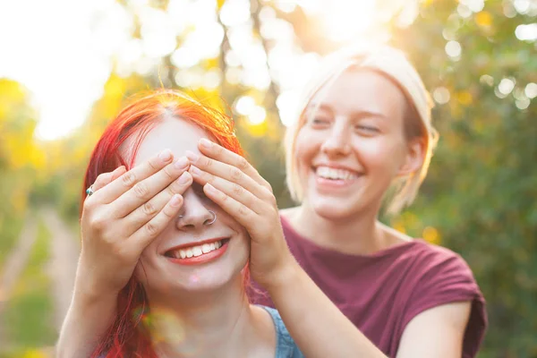 Due Ragazze Che Divertono Nella Foresta Sotto Luce Del Sole — Foto Stock