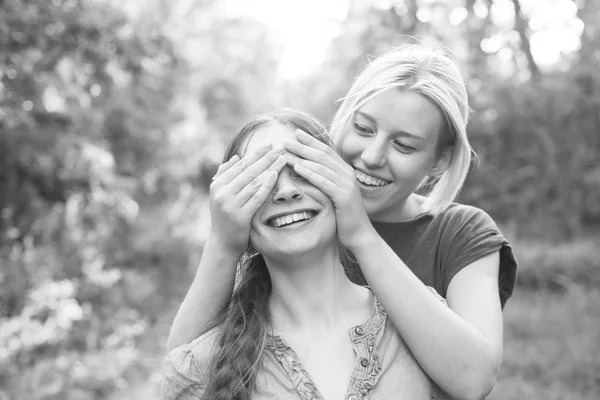 Dos Chicas Divirtiéndose Bosque Bajo Luz Del Sol — Foto de Stock