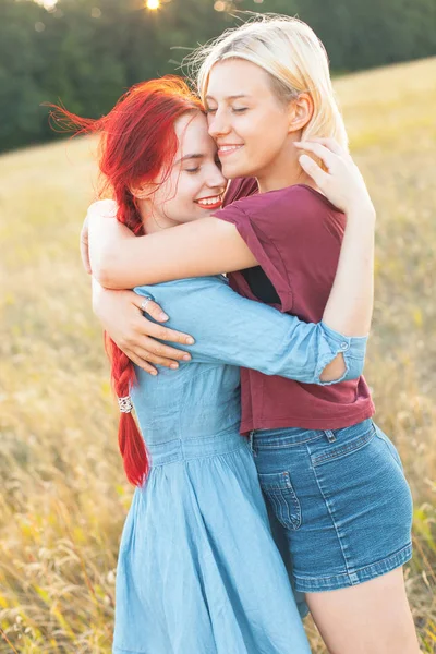 Δύο Νεαρές Γυναίκες Εξωτερικούς Χώρους Αγκάλιασμα Στο Ηλιοβασίλεμα — Φωτογραφία Αρχείου