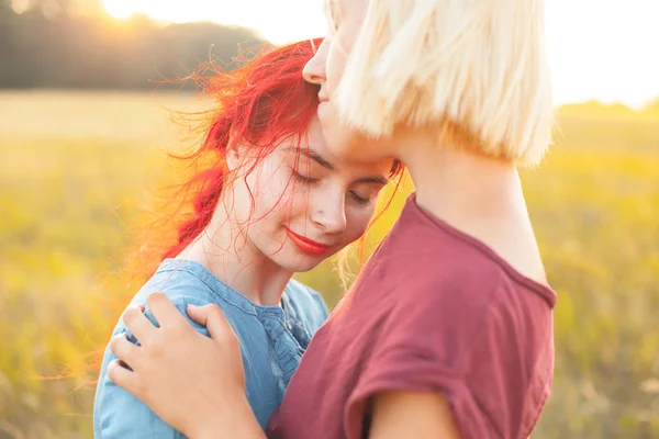 Duas Jovens Mulheres Gentis Passam Tempo Juntas Livre Pôr Sol — Fotografia de Stock