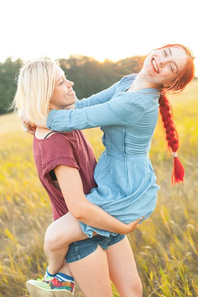 Duas Belas Jovens Mulheres Passam Tempo Juntas Livre Sob Luz — Fotografia de Stock