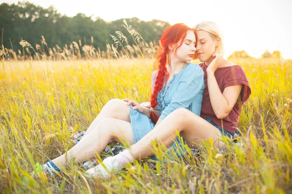 Dwa Piękne Młode Kobiety Siedząc Trawie — Zdjęcie stockowe