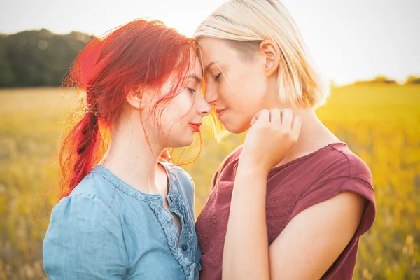 Two Beautiful Young Women Spend Time Together Outdoors Sunset Best — Stock Photo, Image