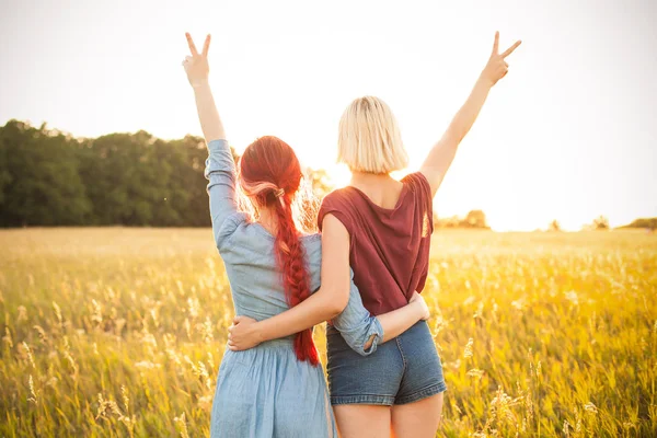 Two Beautiful Young Women Spend Time Together Outdoors Best Friends — Stock Photo, Image