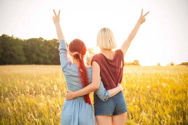 Dos Hermosas Mujeres Jóvenes Pasan Tiempo Juntas Aire Libre Mejores —  Fotos de Stock