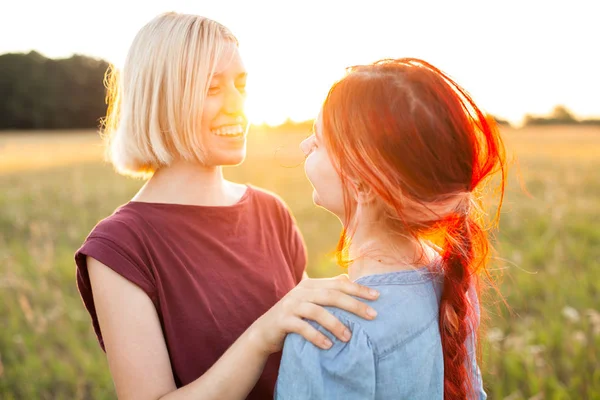 Två Vackra Flickor Kramar Utomhus Vid Solnedgången Bästa Vänner — Stockfoto