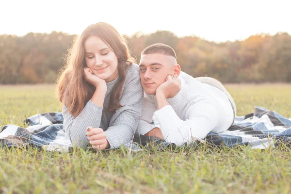 Jonge Man Jonge Vrouw Liggen Het Gras — Stockfoto