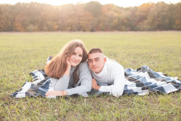 Jeune Homme Jeune Fille Sont Couchés Sur Herbe — Photo