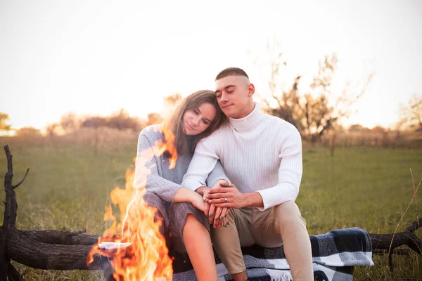 Jovem Casal Sentado Perto Fogueira Pôr Sol — Fotografia de Stock