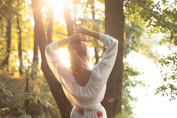 Vacker Ung Kvinna Som Står Skogen Sol Ljuset — Stockfoto