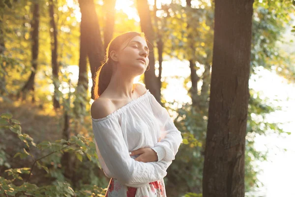 Güneşin Altında Ormanda Duran Güzel Kız — Stok fotoğraf