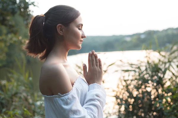 Jonge Vrouw Bidden Buiten — Stockfoto