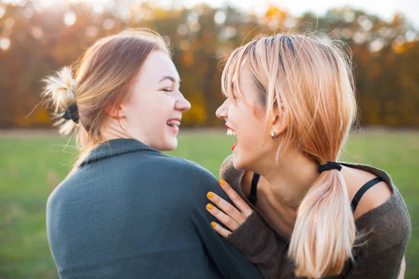 Dos Mujeres Jóvenes Divirtiéndose Riéndose Aire Libre Mejores Amigos —  Fotos de Stock