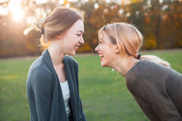 Two Best Friends Laughing Outdoors — Stock Photo, Image