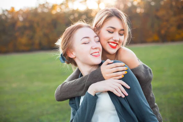 Due Giovani Donne Che Divertono All Aperto Migliori Amici — Foto Stock