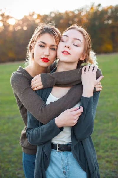 Dvě Mladé Ženské Objímají Venku Nejlepší Kamarádi — Stock fotografie