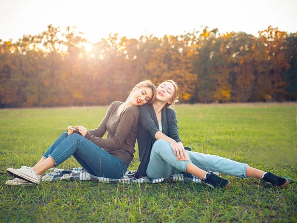 Dos Jóvenes Alegres Sentadas Campo Hierba —  Fotos de Stock