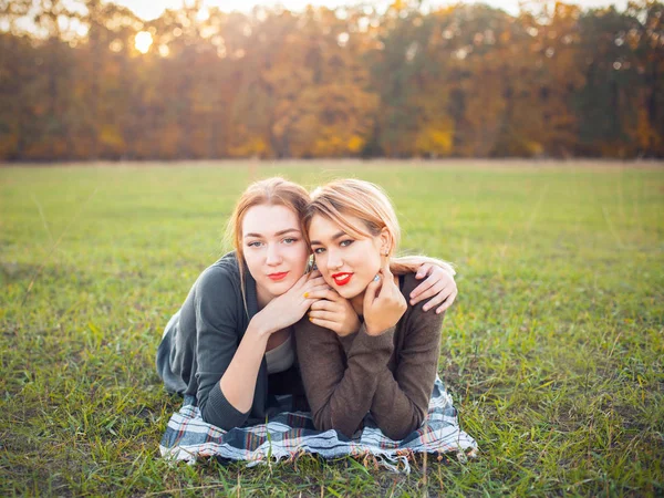 Travních Polích Leží Dvě Veselé Mladé Ženy — Stock fotografie