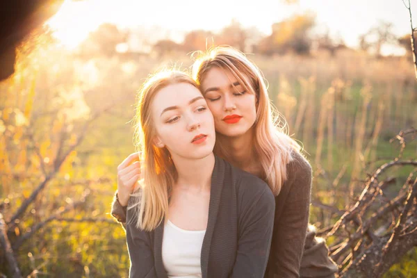 日光の下で屋外に座っている2人の若い女性 — ストック写真