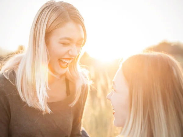 Duas Jovens Mulheres Alegres Divertindo Livre Pôr Sol — Fotografia de Stock