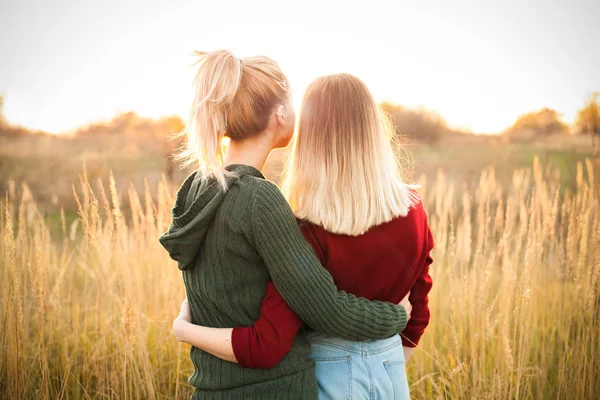 Twoyoung Kvinnor Som Står Fältet Och Tittar Solnedgången — Stockfoto