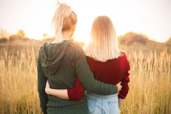 两个年轻的女人站在户外看日落 — 图库照片