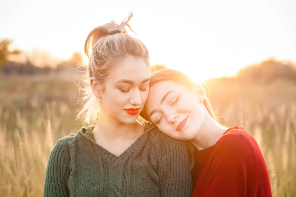 Δύο Νεαρές Γυναίκες Περνούν Χρόνο Τους Μαζί Στο Ηλιοβασίλεμα Καλύτεροι — Φωτογραφία Αρχείου