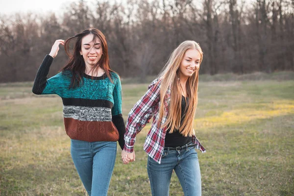 Deux Adorables Filles Marchant Dehors Meilleurs Amis — Photo