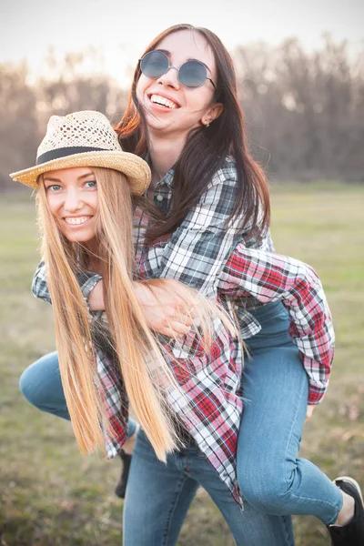 Due Adorabili Ragazze Che Divertono All Aperto Migliori Amici — Foto Stock