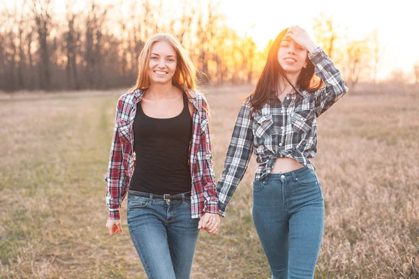 Δύο Αξιαγάπητα Κορίτσια Που Περπατούν Εξωτερικούς Χώρους Ηλιοβασίλεμα Καλύτεροι Φίλοι — Φωτογραφία Αρχείου