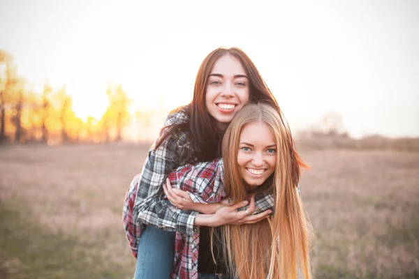 Duas Garotas Adoráveis Divertindo Livre Pôr Sol Melhores Amigos — Fotografia de Stock