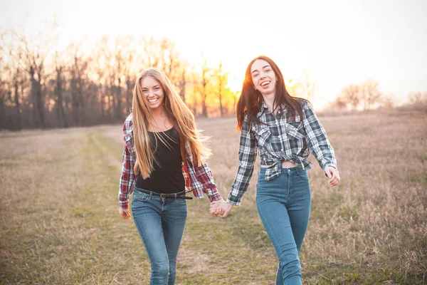 Két Imádnivaló Lányok Séta Szabadban Naplementekor Legjobb Barátok — Stock Fotó