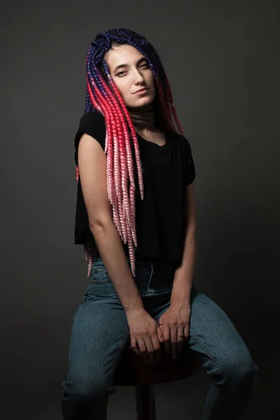 Portrait Fille Avec Des Tresses Couleur Stuio — Photo