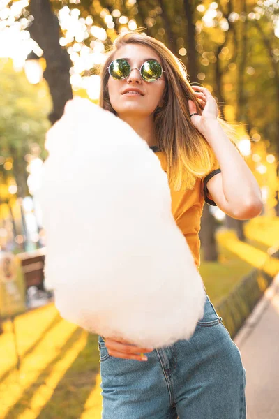 Jonge Vrouw Met Suikerspinnen Poseren Het Park — Stockfoto