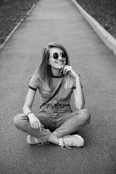 Jovem Mulher Sentada Rua Sorrindo Preto Branco — Fotografia de Stock