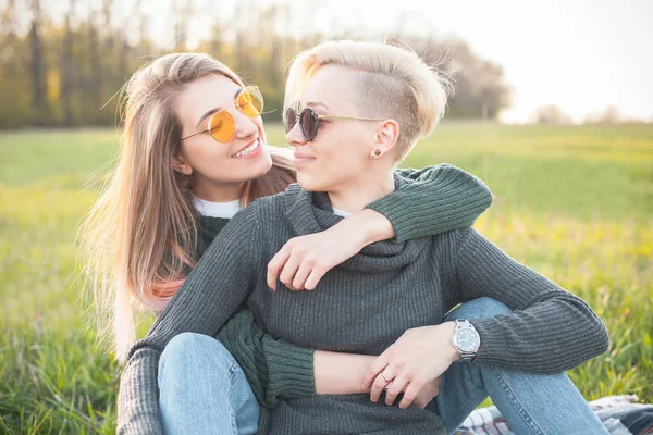 Deux Adorables Jeunes Femmes Assises Sur Champ Herbe — Photo