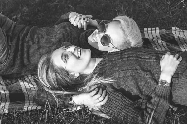 Дві Молоді Жінки Лежать Відкритому Повітрі Чорно Білий — стокове фото