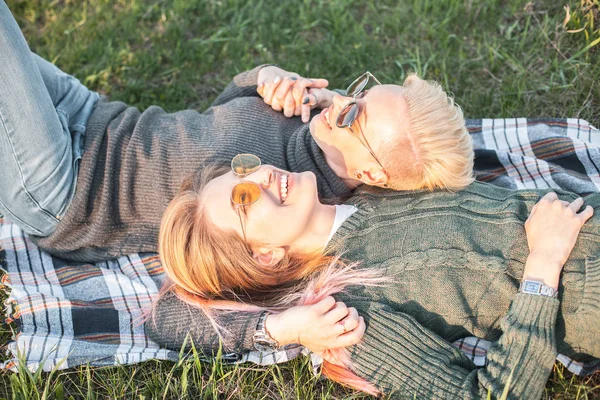 Zwei Junge Frauen Liegen Freien — Stockfoto