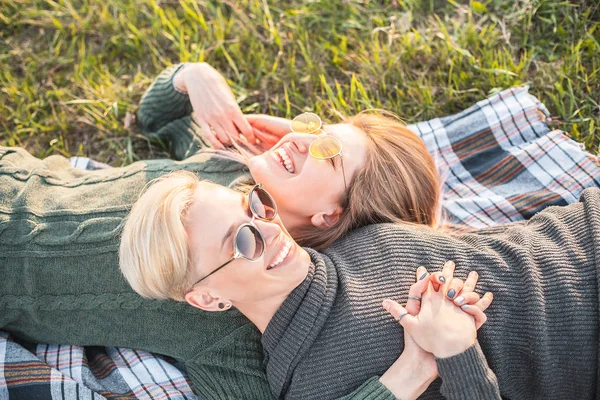 Deux Jeunes Femmes Gaies Sont Couchées Dehors — Photo