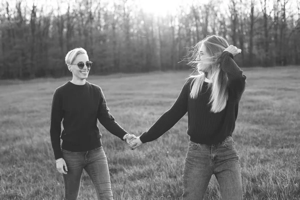 Genç Kadın Çim Tarlası Üzerinde Birlikte Vakit Geçirirler Siyah Beyaz — Stok fotoğraf